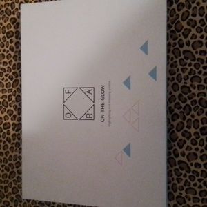 OFRA  Highlighting & Bronzing Palette ( palette mirror was broken in shipping.